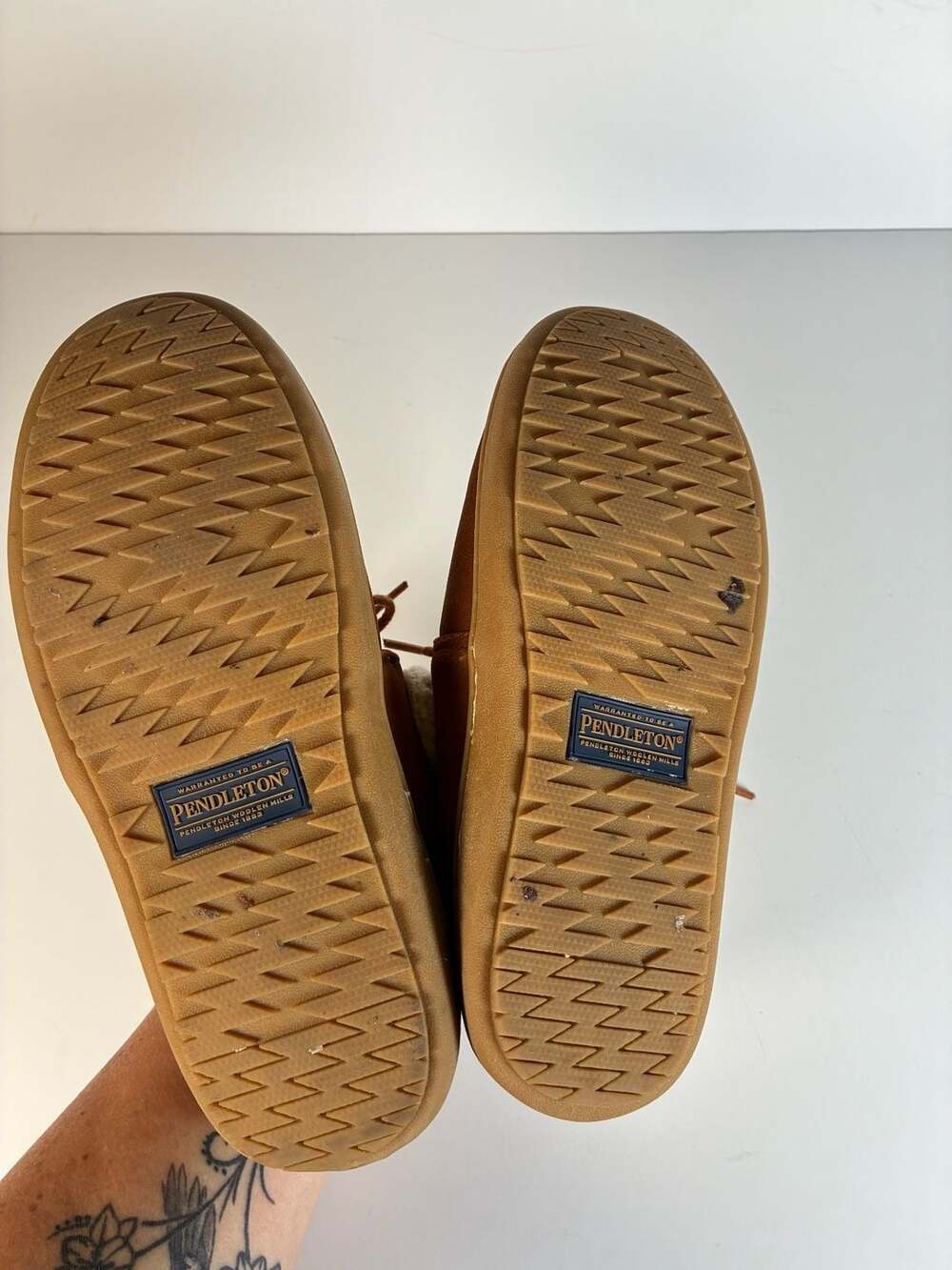 Pendleton Homestead Faux Fur Lined Suede Moccasin Slippers Size 7 - Picture 9 of 10